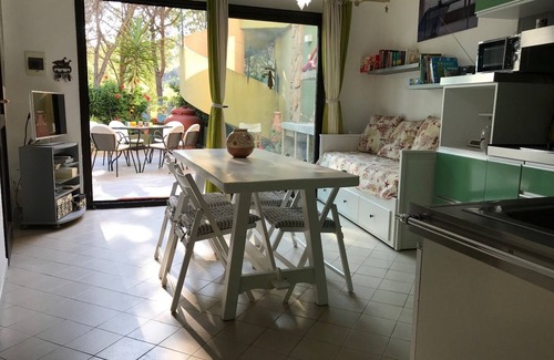 Santa Margherita di Pula Casa | Pinus Village - Bonita casa de vacaciones con jardín a solo 200 m de la playa