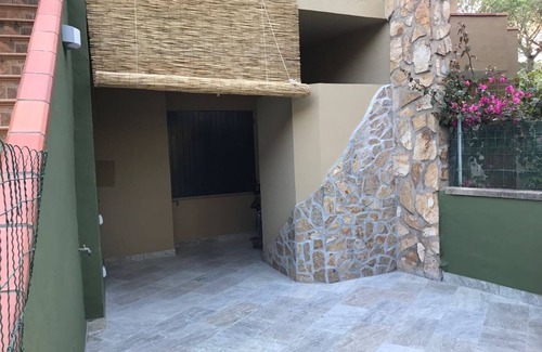 Santa Margherita di Pula Casa | Pinus Village - Bonita casa de vacaciones con jardín a solo 200 m de la playa