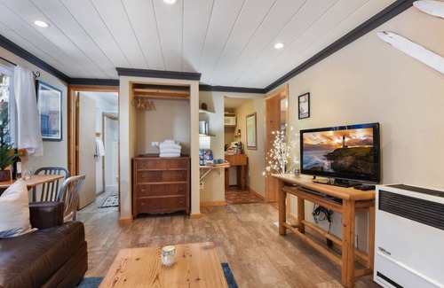 Tahoe City Cabina | Pioneer Bungalow - Dog Friendly, Walk to Town, Ski
