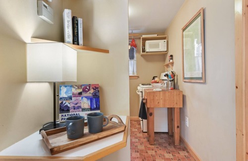 Tahoe City Cabina | Pioneer Bungalow - Dog Friendly, Walk to Town, Ski