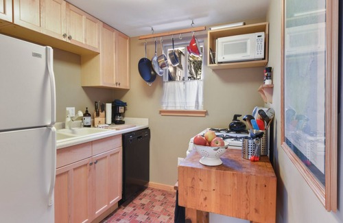 Tahoe City Cabina | Pioneer Bungalow - Dog Friendly, Walk to Town, Ski