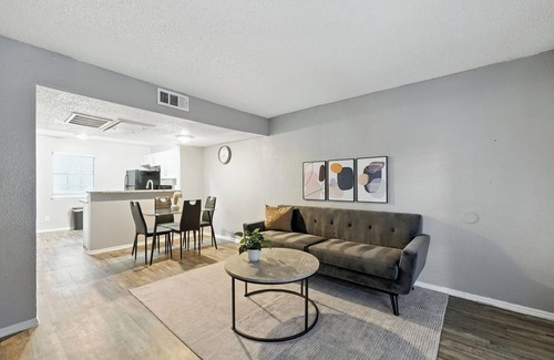 South Arlington Apartamento | Pioneer Creek 410C I Comfy 2 Bed 1.5 Bath