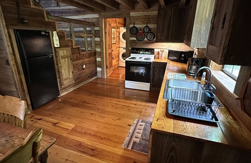Fort Payne Cabina | Pioneer Log Cabin restored on 300 acres adjoining Little River Canyon