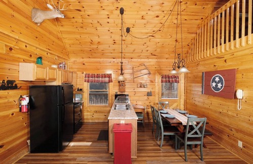 Sevierville Cabina | Pioneer Place - Arcade Games, Mountain Views, Hot Tub