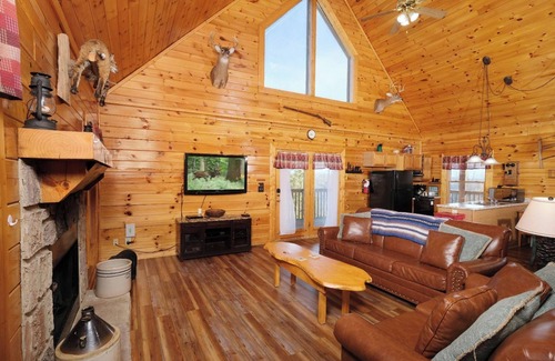 Sevierville Cabina | Pioneer Place - Arcade Games, Mountain Views, Hot Tub
