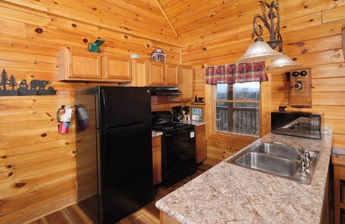 Sevierville Cabina | Pioneer Place - Arcade Games, Mountain Views, Hot Tub