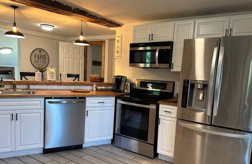 Montague Otro | Pioneer Valley Farmhouse Near 5-Colleges