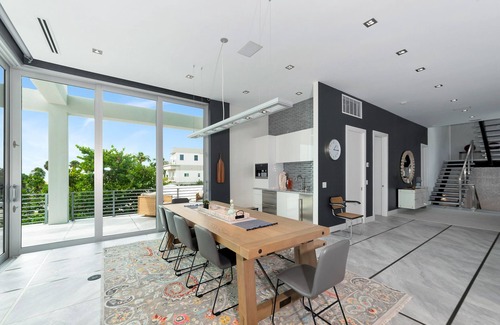 Sarasota Casa | Pirate House: Gulf Front, Pool, #1 Location Lido Key, St. Armands One Block.