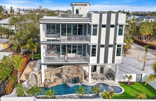 Sarasota Casa | Pirate House: Gulf Front, Pool, #1 Location Lido Key, St. Armands One Block.