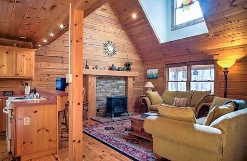 Arden Cabina | Pisgah Pines | Cozy Log Cabin w/ Hot Tub & Fire Pit Near Asheville Airport