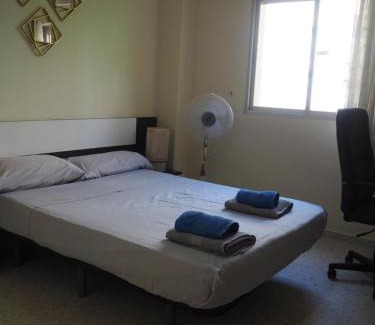 Teatinos Apartamento | Piso amplio en Málaga! 10 minutos del centro y 1 minuto andando de la Feria de Malaga!