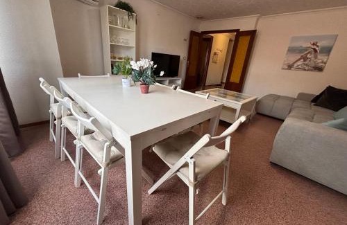 Alicante Apartamento | Piso Grande Amplio para grandes grupos 4 Dormitorios 2 baños,Asc 4AC y WIFI