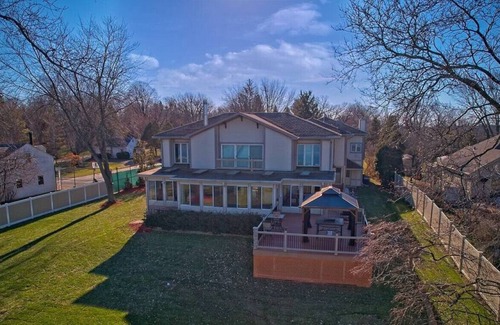 Johnsburg Casa | Pistakee Lake House Retreat on Chain O' Lakes