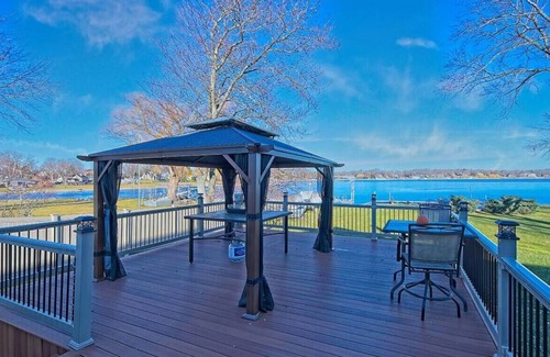 Johnsburg Casa | Pistakee Lake House Retreat on Chain O' Lakes