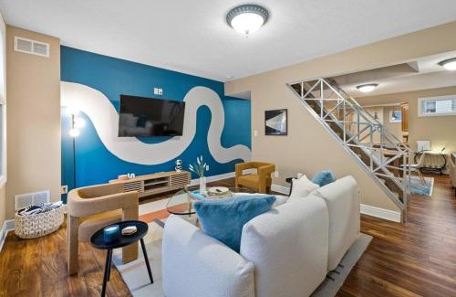 South Side Flats Casa | Pittsburgh Gem - 5BR - Downtown Deck View