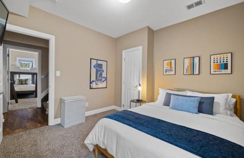 South Side Flats Casa | Pittsburgh Gem - 5BR - Downtown Deck View