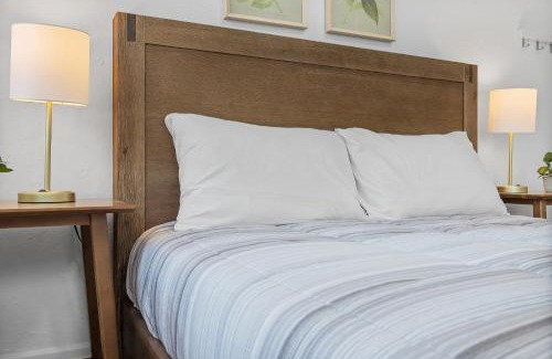 Shadyside Casa | Pittsburgh Shadyside 1A Bright and Stylish Private Bedroom with Shared Bathroom