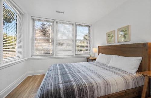 Shadyside Casa | Pittsburgh Shadyside 1A Bright and Stylish Private Bedroom with Shared Bathroom
