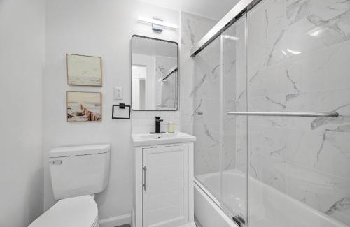 Shadyside Casa | Pittsburgh Shadyside 1A Bright and Stylish Private Bedroom with Shared Bathroom
