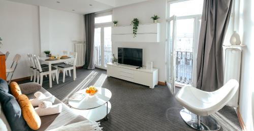 Srodmiescie Południowe Apartamento | Plac Konstytucji 6 Orange - Apartament dla 4 osób - Bezpłatny parking - Free parking - piękny widok na panoramę Warszawy