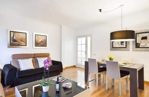 La Ribera Apartamento | Placa Urquinaona|Central and comfortable 4BD 3BTH