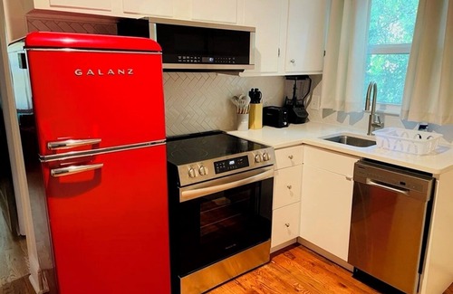 Enderly Park Casa | Plaid Pad - Stylish Modern Couples Retreat 12 mins to Airport & Downtown
