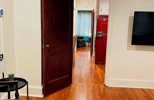 Enderly Park Casa | Plaid Pad - Stylish Modern Couples Retreat 12 mins to Airport & Downtown
