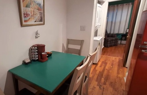 Enderly Park Casa | Plaid Pad - Stylish Modern Couples Retreat 12 mins to Airport & Downtown