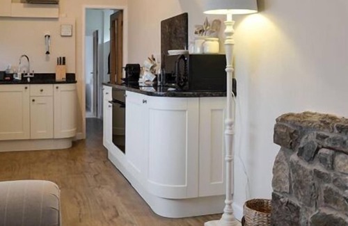 Llanfaelog Cabaña | PLAS COTTAGE, pet friendly, with a garden in Llanfaelog