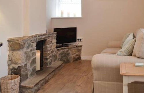 Llanfaelog Cabaña | PLAS COTTAGE, pet friendly, with a garden in Llanfaelog
