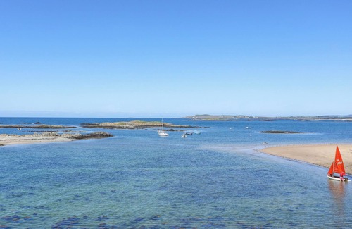 Llanfaelog Cabaña | PLAS COTTAGE, pet friendly, with a garden in Llanfaelog