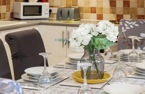 Elim Cabaña | PLAS EITHIN, pet friendly, with hot tub in Llanfechell