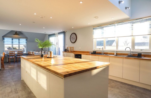 Rhosneigr Cabaña | PLAS GWYLAN, pet friendly, country holiday cottage in Rhosneigr