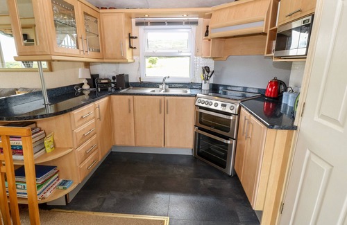 Cylch-Y-Garn Cabaña | PLAS TIRION CARAVAN, family friendly, with a garden in Cemaes Bay