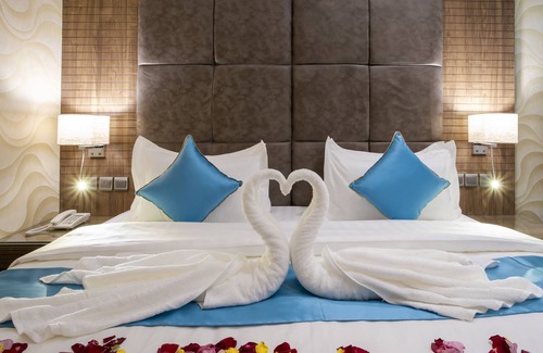 Medina Hotel | Y platinum