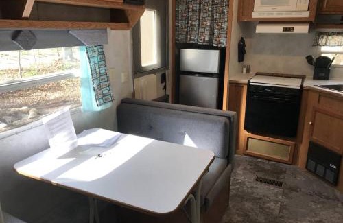 Beulah Apartamento | Platte-Camper in Woods w/FirePit & Hot Tub Access