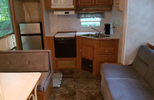 Benzonia Casa | Platte - RV Camper in the Woods with Fire pit & Hot Tub Access