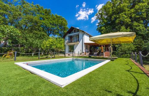 Grizane Casa | PLAVAC