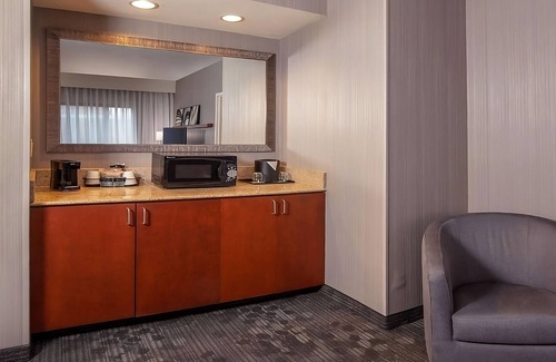 Newark Hotel | Play tennis at Elkton Indoor Tennis! Comfortable Unit with FREE Parking! Pool!