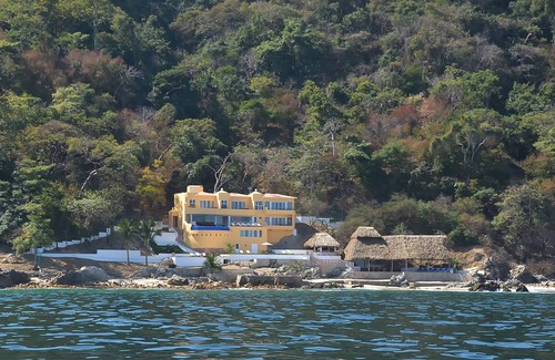 Puerto Vallarta Villa | Playasola - Villa de 3 acres frente al mar con playa privada de arena.