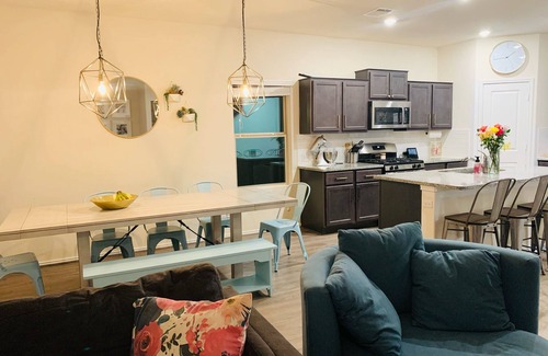 Pflugerville Casa | Playground, trampoline, toys, treadmill and a stationary bike! Come relax!