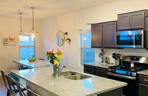 Pflugerville Casa | Playground, trampoline, toys, treadmill and a stationary bike! Come relax!