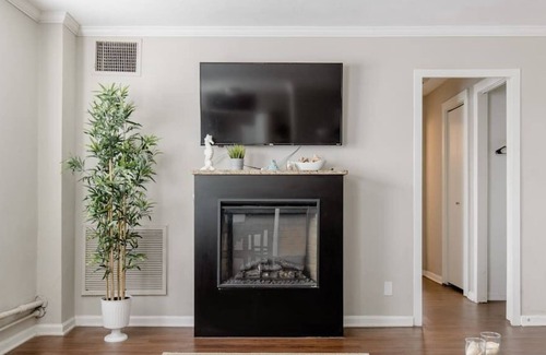 Country Club Plaza Area Apartamento | Plaza One Bedroom w/ in unit laundry & Gym/Pool