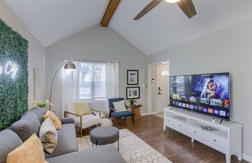 Rosedale Casa | Plaza Perfection Fenced Backyard W&D