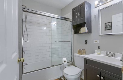 Rosedale Casa | Plaza Perfection Fenced Backyard W&D