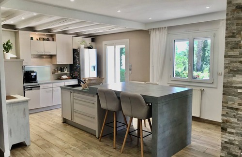 Saint-Georges-les-Bains Casa | Pleasant house (view, nature, pool)