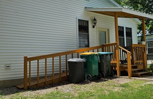 Carlyle Casa | Pleasant 2-bedroom 2-bath house with AC in Carlyle