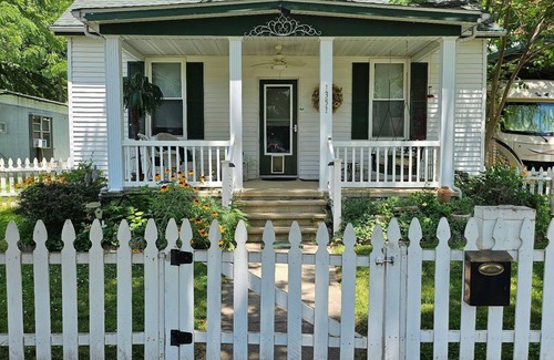Carlyle Casa | Pleasant 2-bedroom 2-bath house with AC in Carlyle