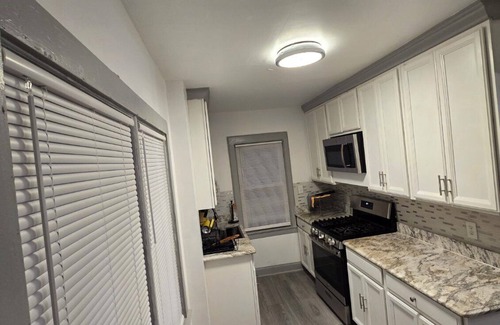 East Orange Casa | Pleasant 3-bedroom home in East Orange, NJ located close to the train stations.