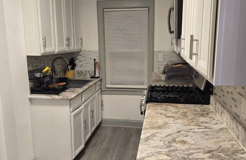 East Orange Casa | Pleasant 3-bedroom home in East Orange, NJ located close to the train stations.